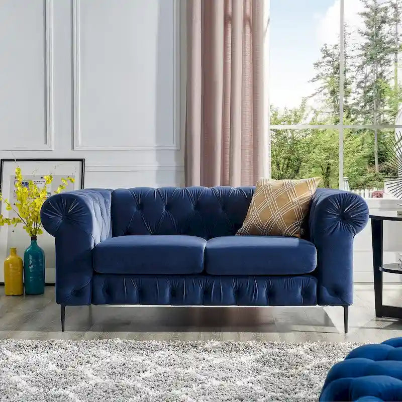 Causeuse Chesterfield en velours touffeté avec accoudoirs roulés
