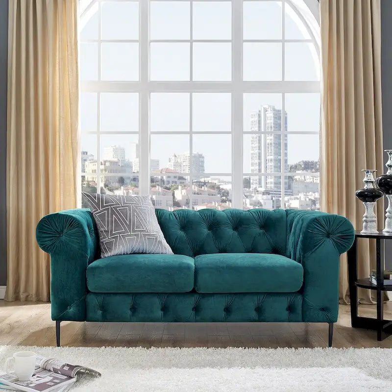 Causeuse Chesterfield en velours touffeté avec accoudoirs roulés