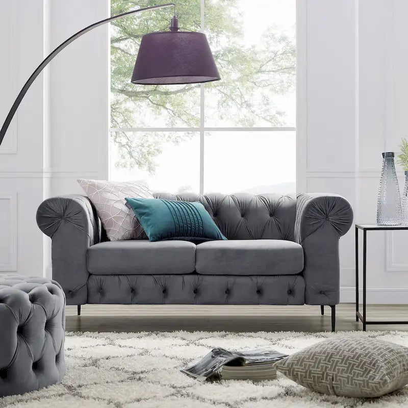 Causeuse Chesterfield en velours touffeté avec accoudoirs roulés