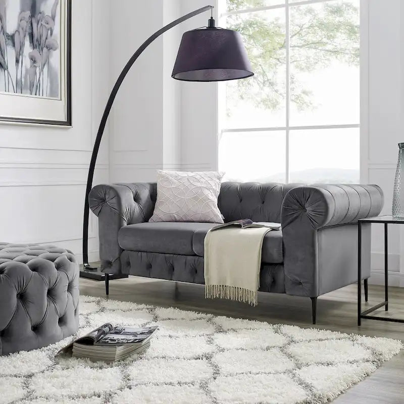 Causeuse Chesterfield en velours touffeté avec accoudoirs roulés