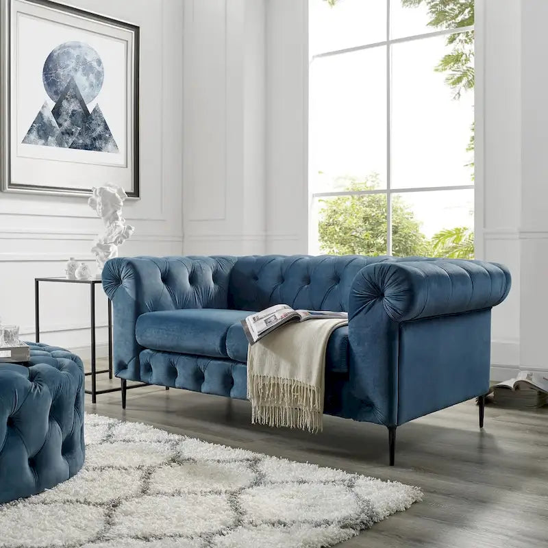 Causeuse Chesterfield en velours touffeté avec accoudoirs roulés