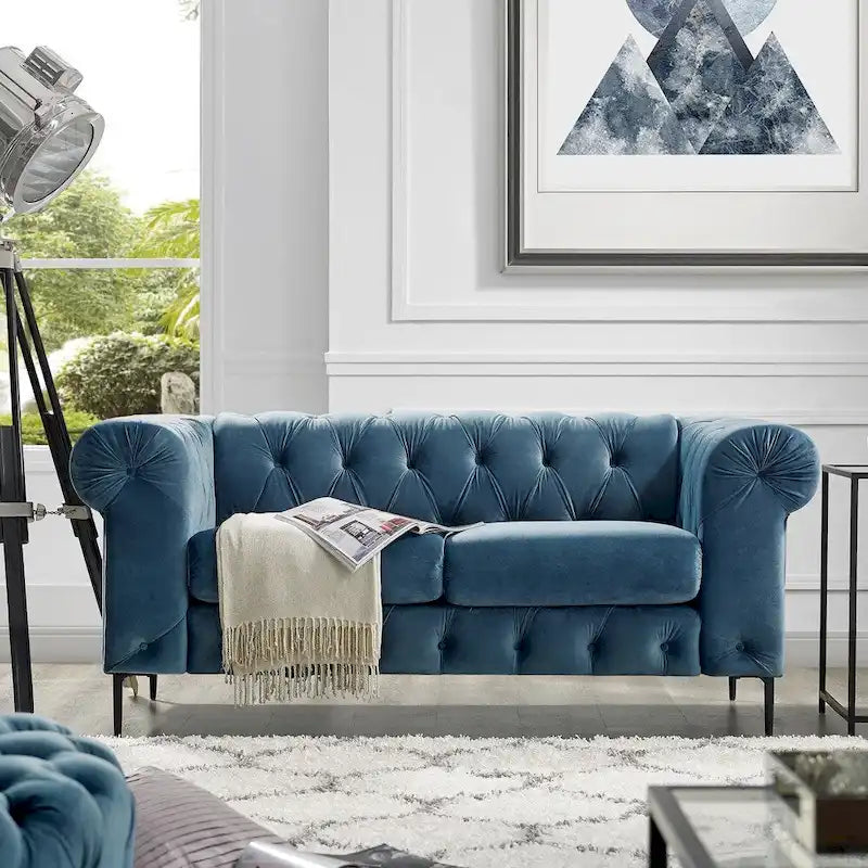 Causeuse Chesterfield en velours touffeté avec accoudoirs roulés